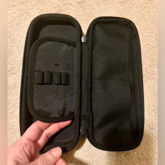 New:Pencil case, vegan leather, two compartments, black. Line yarn for carrying. - Picture 5 of 6